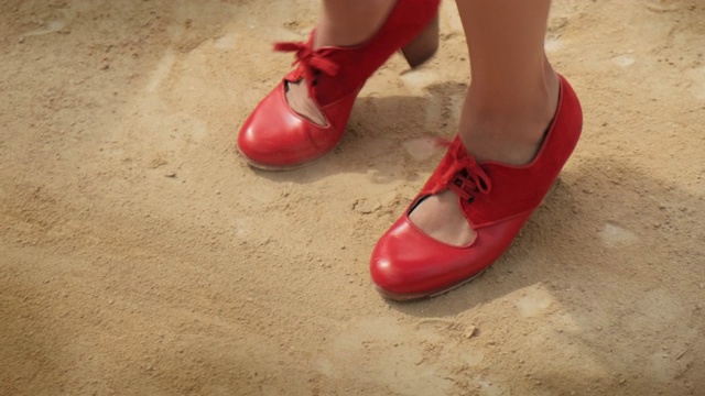 在弗拉门戈舞蹈表演期间的女性裙子和鞋子特写视频素材