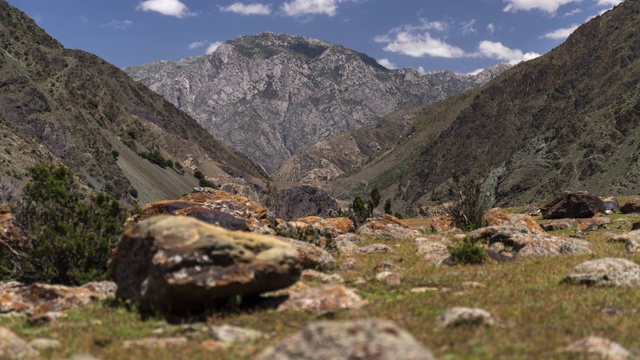 运动吉尔吉斯斯坦一个岩石山谷的时间推移视频下载