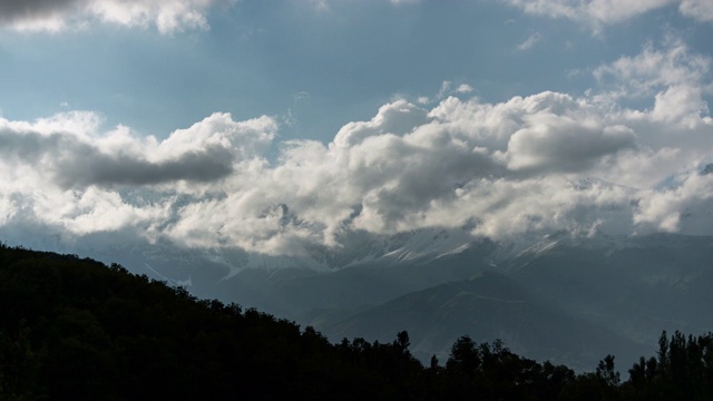 吉尔吉斯斯坦高雪峰的云移动的时间间隔视频下载