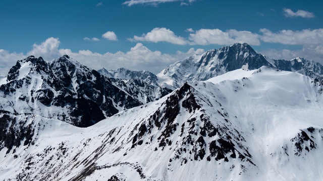 吉尔吉斯斯坦的山脉被雪覆盖的时间视频素材