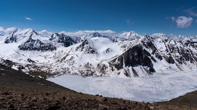 吉尔吉斯斯坦冰冻的阿拉库尔湖视频素材