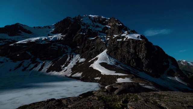 吉尔吉斯斯坦夜晚，冰冻的阿拉库尔湖满月的时间流逝视频素材