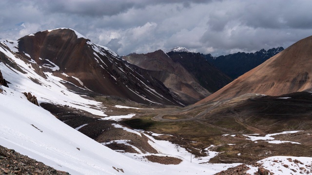吉尔吉斯斯坦雪山垭口的时间间隔视频素材