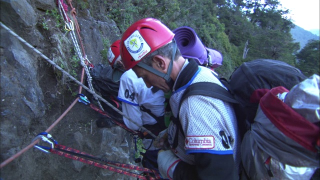 攀登者在滑降前先把绳索系牢。视频素材