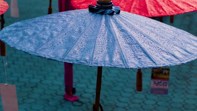 雨伞由色彩鲜艳的面料制成，泰国工艺兰那伞，泰国清迈。视频素材