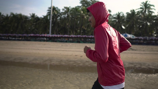 一个男运动员早上在海滩上跑得很快视频下载