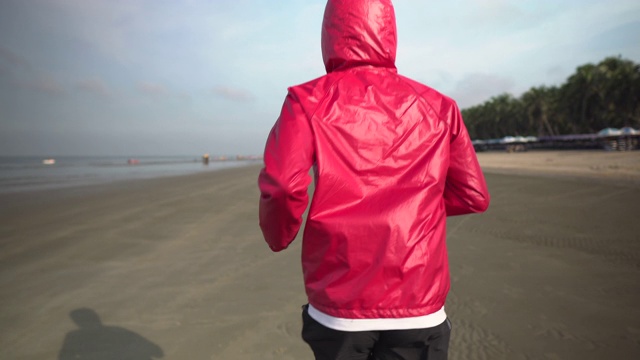 早上在海滩上跑步的人视频下载