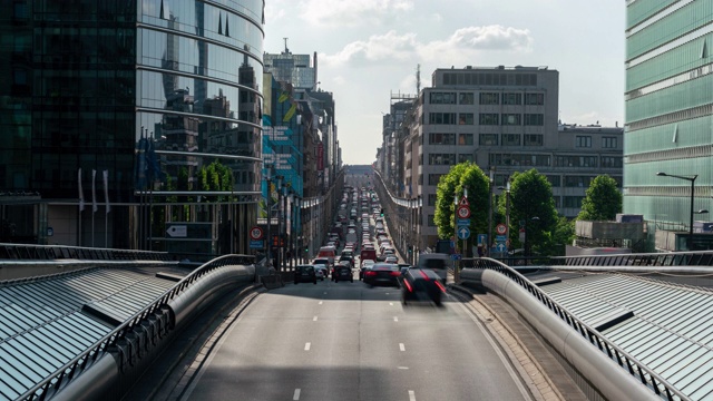 位于布鲁塞尔的一条被欧洲研究所大楼包围的繁忙街道视频下载