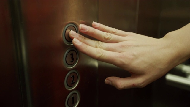 女人用手按电梯按钮视频下载