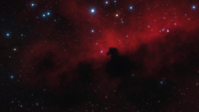宇宙飞船在太空中靠近猎户座星云。银河系中有数十亿颗恒星。美丽的红色星云和星团视频素材