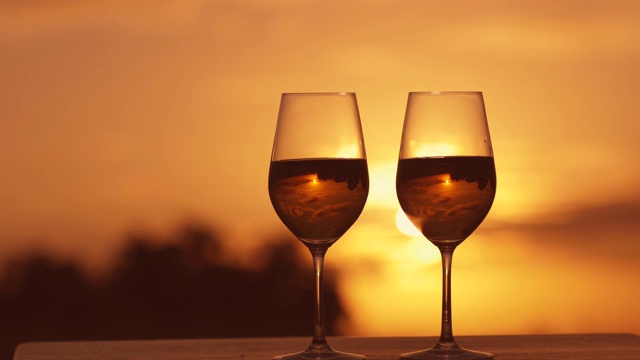 葡萄酒在日落时分。视频素材