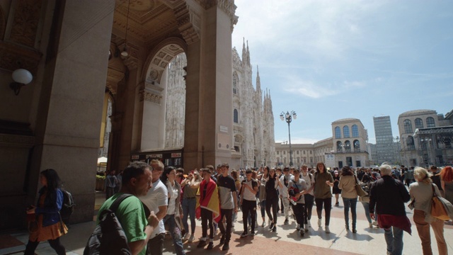 从维托里奥·埃马努埃莱二世拱廊到大教堂广场，到处都是游客。稳定凸轮小车拍摄米兰b卷视频下载