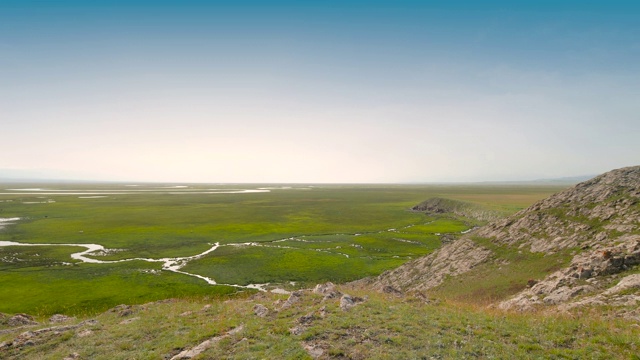 在中国新疆，美丽的巴音布鲁克草原视频素材