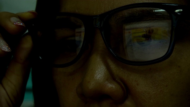 戴着眼镜看电脑数据的女人视频素材