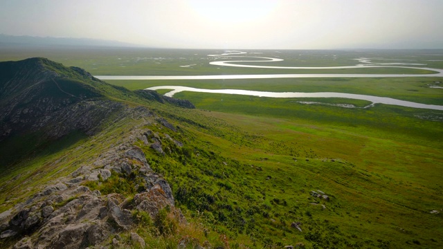 中国新疆美丽的巴音布鲁克草原视频素材