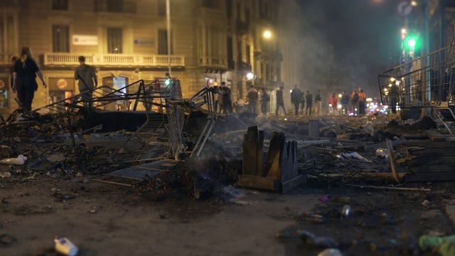 在巴塞罗那街头，年轻的革命团体和警察发生冲突，造成了混乱和破坏视频下载
