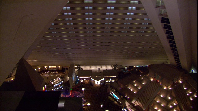 在卢克索旅馆，一个男人从阳台往下看。视频下载