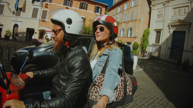 骑摩托车自拍:在罗马市中心骑摩托车视频素材