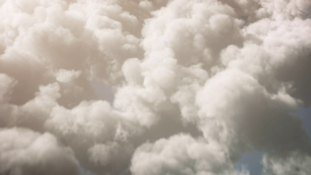 4k飞行绒毛云背景-可循环-阳光，温暖，天空视频素材