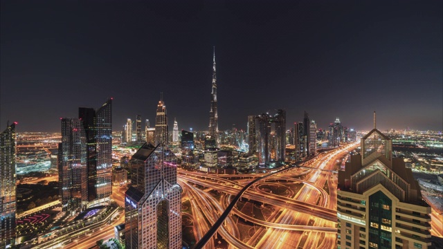 日落时迪拜的城市天际线和城市景观。视频素材