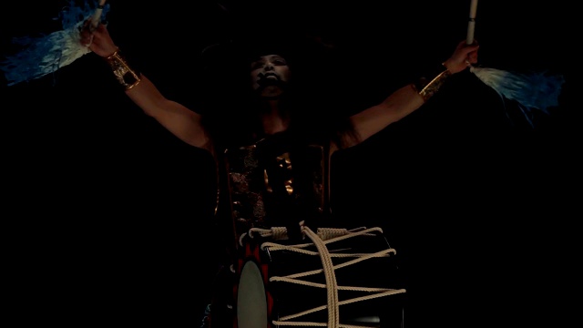 艺术家鼓手Taiko戴着假发与喇叭和化妆鼓在舞台上以黑暗的背景。日本神话中的恶魔。视频素材