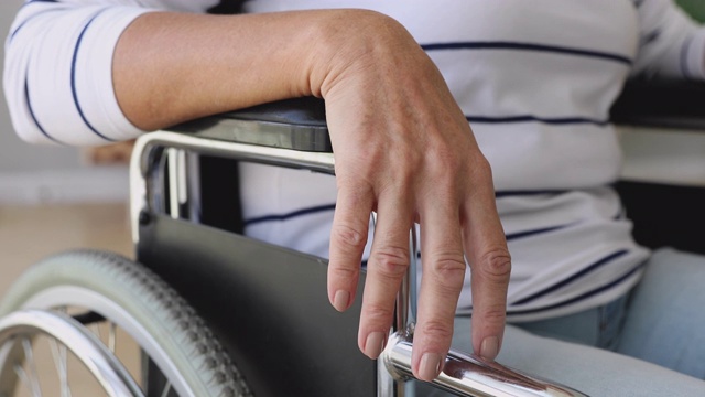 坐轮椅的残障老妇人，近距离观看视频素材