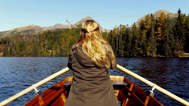 女游客在山湖中泛舟。视频素材