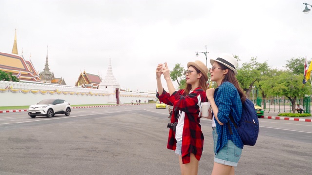 泰国女导游的日本同胞参观了该国的主要景点。泰国曼谷的地标性建筑。视频下载
