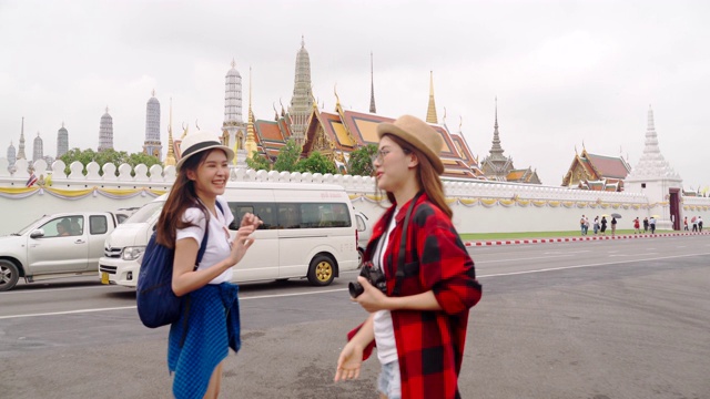 两个亚洲女孩游客年龄20-30岁的旅游和翡翠佛的寺庙照片泰国的主要景点视频下载