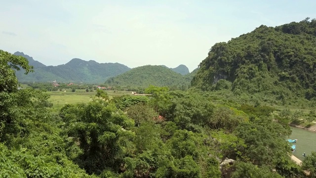 镜头从绿色的山丘上升起，展现出如画的山谷视频素材