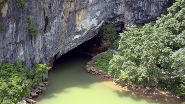 空中运动的洞穴门和平静的河流在国家公园视频下载