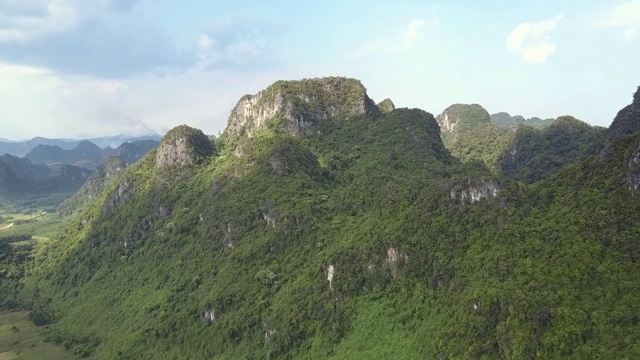 古老的山脉覆盖着热带森林的全景视频素材