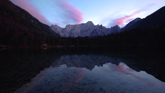 湖和山。意大利阿尔卑斯山、白云石、意大利、欧洲的绚丽秋景。大自然的美丽视频素材