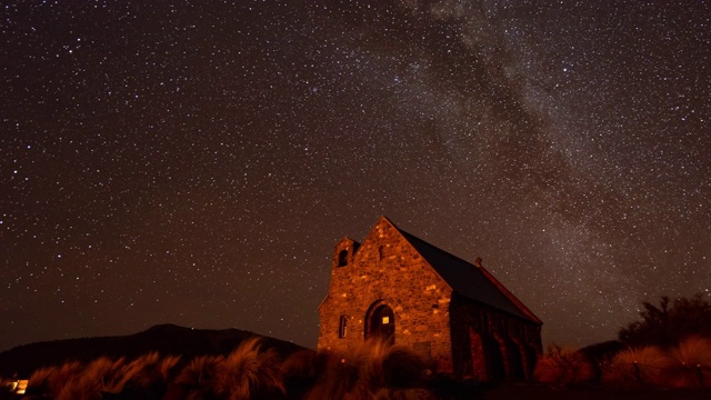 银河在教堂的好牧人与晴朗的天空，银河的时间流逝视频素材