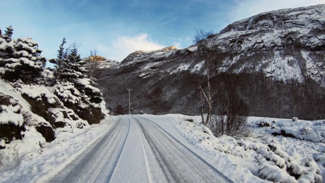 POV汽车在北极的冬季道路上行驶视频下载