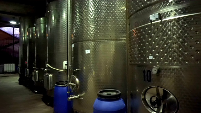酿酒厂用于发酵葡萄酒的钢桶视频素材