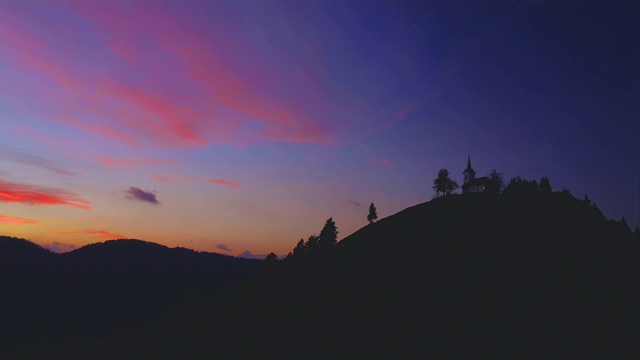 空中日落的教堂在山上，斯洛文尼亚视频素材