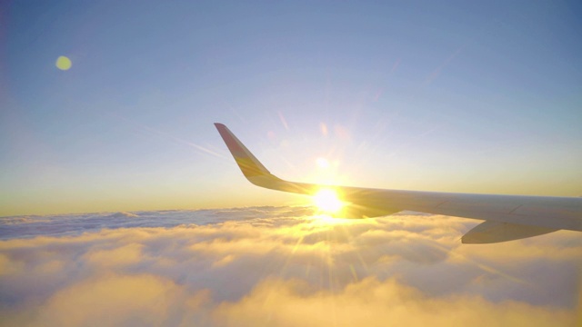 早上航班旅行。飞机起飞后机翼穿过云层飞行视频素材