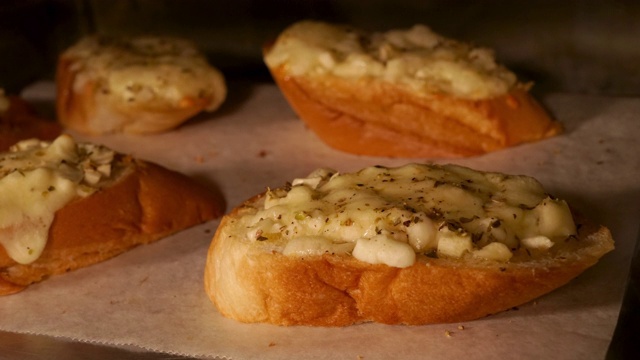 烤箱中奶酪在面包上融化的时间视频下载