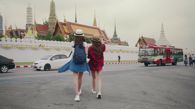 年轻女子在泰国曼谷大皇宫旅游视频素材