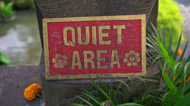 慢动作特写镜头的Quet地区标志在一个热带温泉视频下载