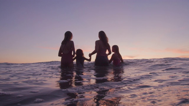 日落时分一家人在水里玩视频素材