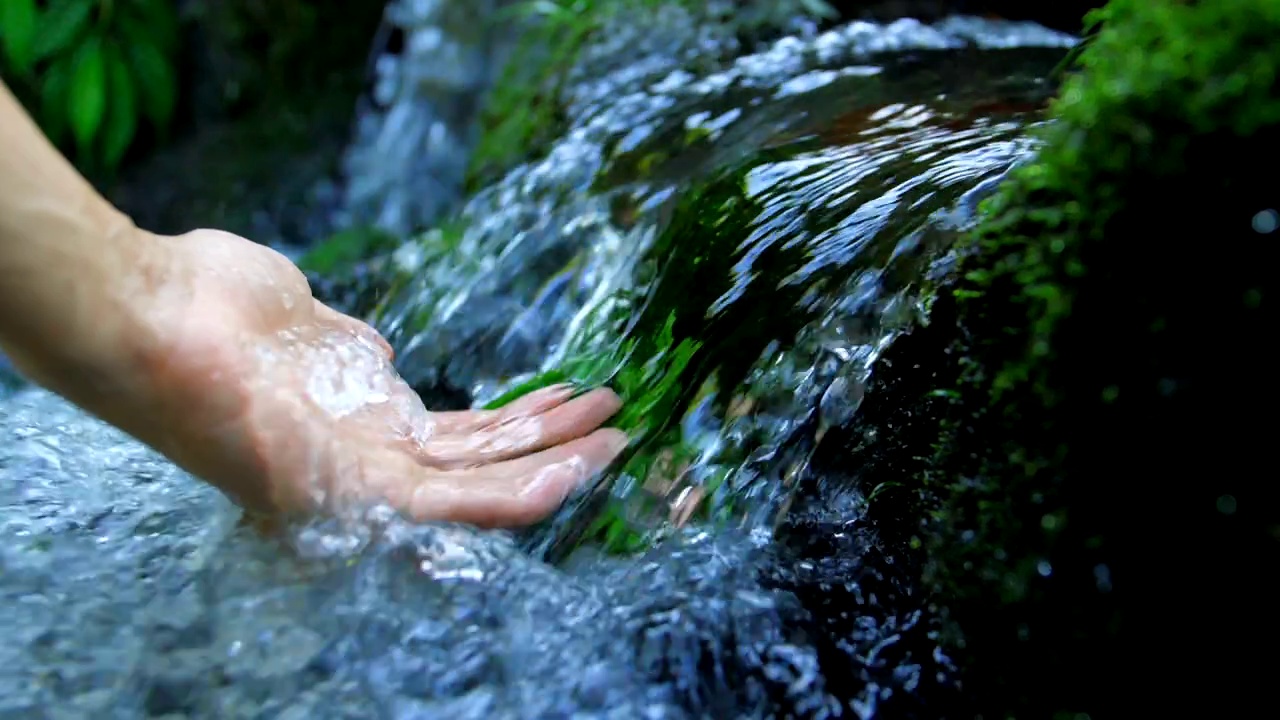 触摸清澈的溪水视频素材