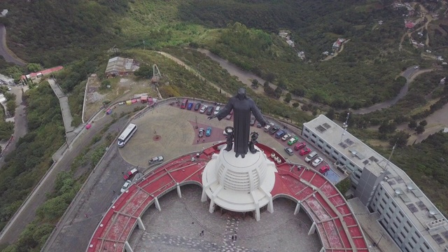 在瓜纳华托Cubilete山的基督国王上空飞翔视频素材