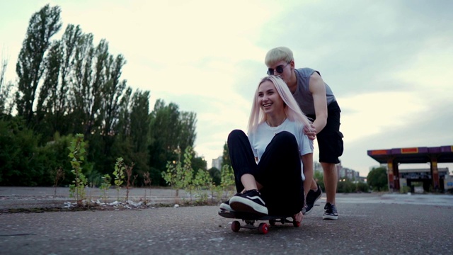 青少年玩滑板的乐趣视频素材