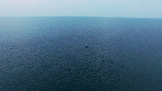 鸟瞰图皮划艇划艇桨在平稳的海面上视频素材
