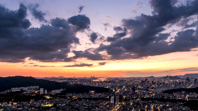 韩国首尔，古龙山附近的白天到晚上的城市景观视频素材