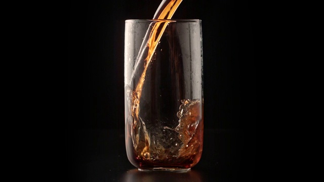 碳酸可乐饮料倒入玻璃杯视频下载