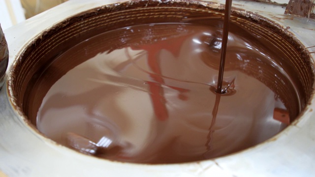 牛奶巧克力酱在机器中混合视频下载