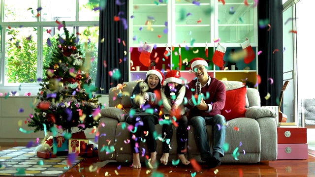 圣诞快乐!微笑的家庭用纸烟花庆祝圣诞节视频素材